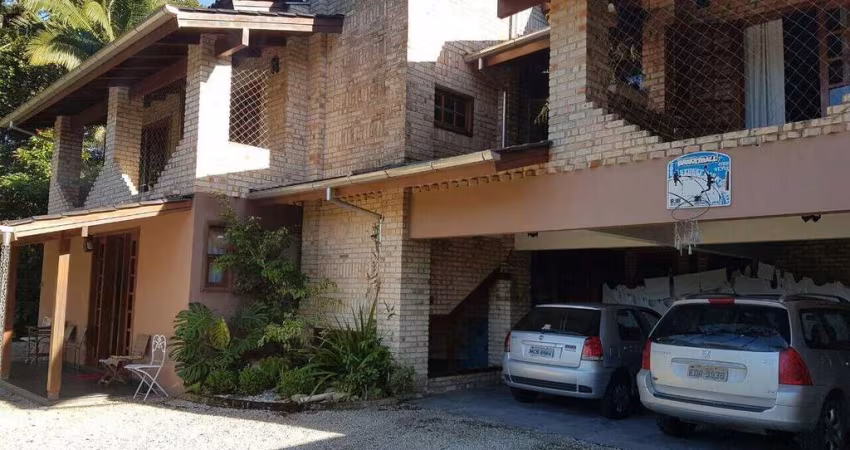 Casa com 4 quartos no centro próximo a Havan