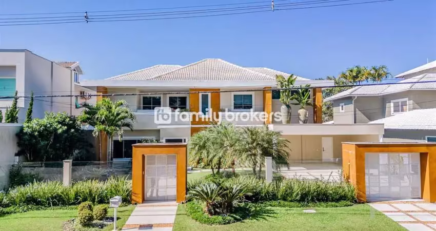 Casa à venda em condominio de luxo com 1200m², 4 suítes e 4 vagas.