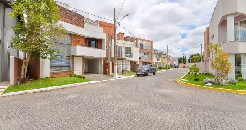 Linda casa triplex em condomínio. 4 dormitórios, duas vagas.