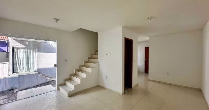 Casa de vila com 2 suítes e vaga coberta ao lado do trevo de Maria Paula!