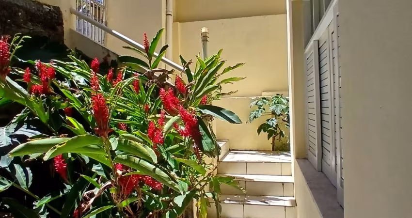 Alugo > Casa > Rio Vermelho > 3 quartos com dependência