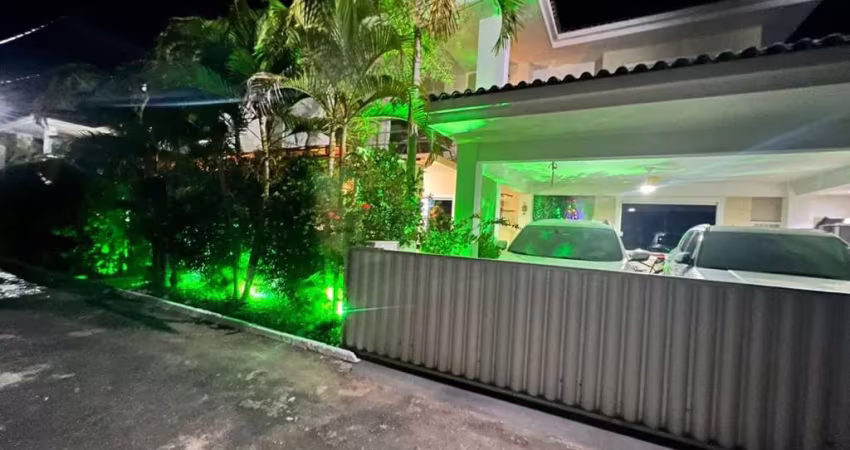 CASA DUPLEX MOBILIADA em localização privilegiada, a 6 minutos da Praia de Buraquinho