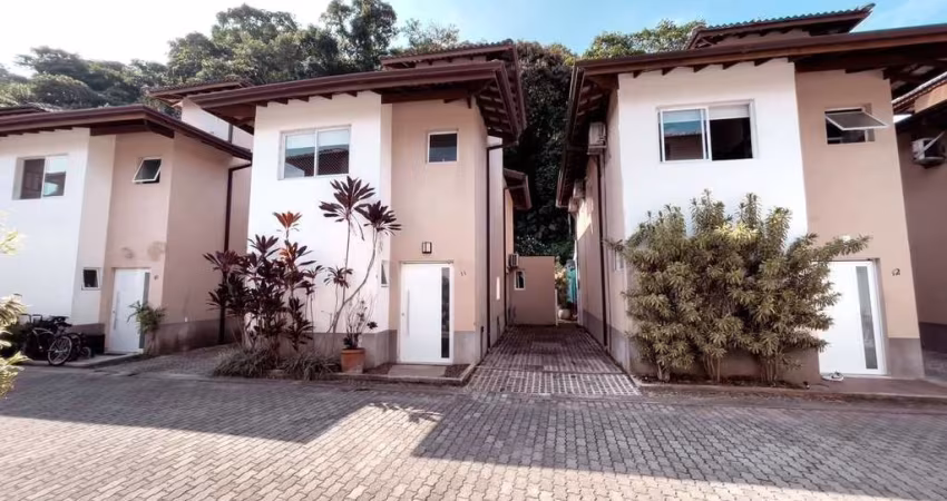 Casa de 3 Dormitórios com Piscina Privativa em Condomínio para Locação Anual em Boiçucanga, São Sebastião-SP