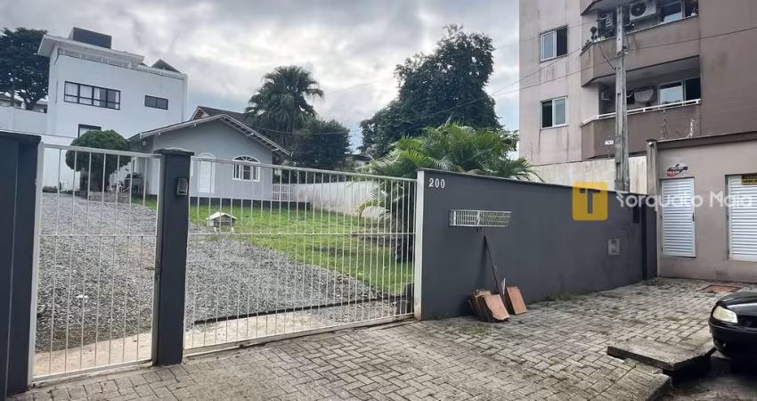 Casa com terreno grande no Floresta