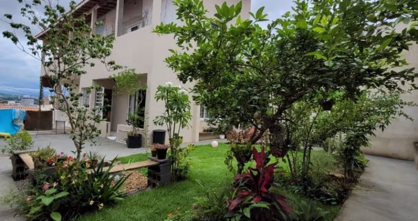 Lindo sobrado toda reformada com quintal imenso e área verde.