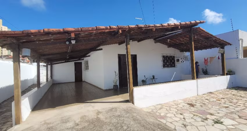 Casa principal e apto com 2 quartos no mesmo terreno com entradas totalmente independentes.