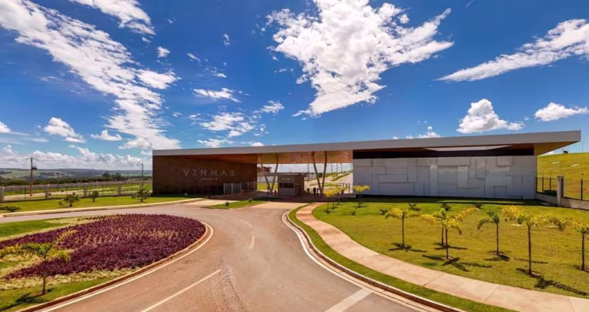 Lote de esquina com 439 m² no condomínio Residencial Vinhas Anápolis