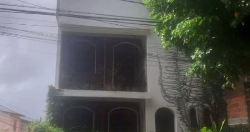 Casa três pavimentos tipo apartamento com 453, 22 m² construída com 7 quartos 3 salas varanda para Vender nos Barris centro de Salvador Bahia