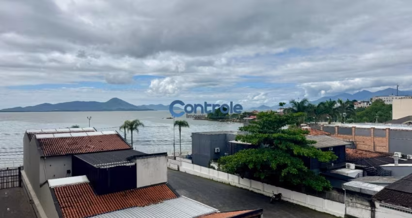 Apartamento com 03 dormitórios com vista para o Mar em Coqueiros.