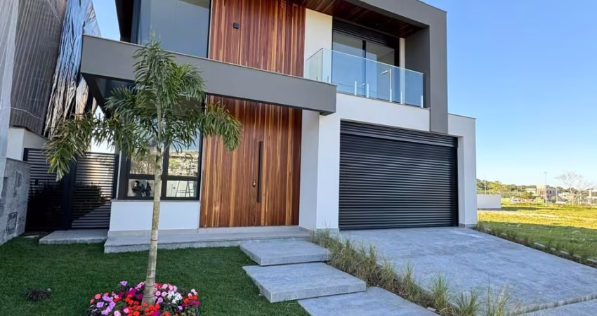 Moderna casa com 03 suítes no Cond. Reserva da Pedra em Palhoça.