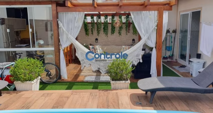 Casa com 2 dormitórios e piscina em Madri/Palhoça, SC