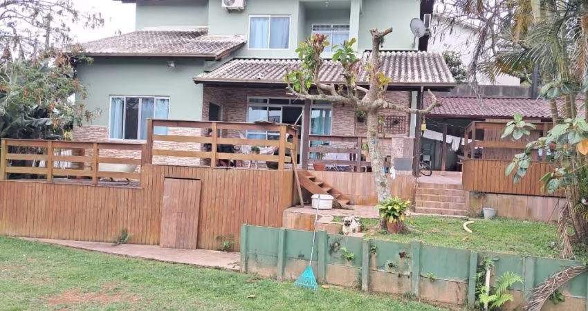 Casa com 4 dormitórios e piscina em Potecas/São José, SC
