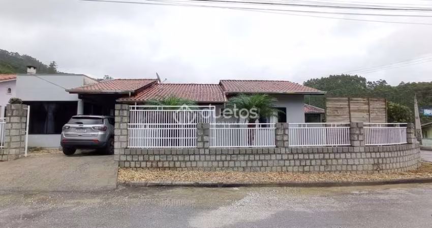 Oporunidade única, casa com piscina e galpão anexo.