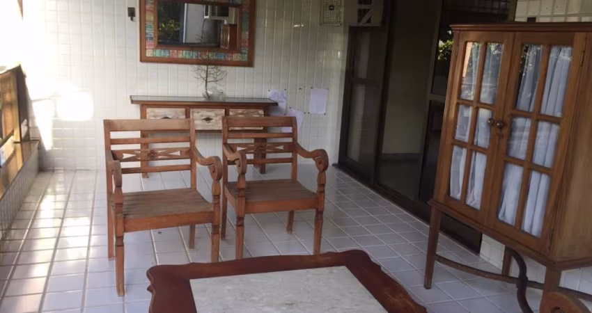 Ótimo apartamento de frente com varanda