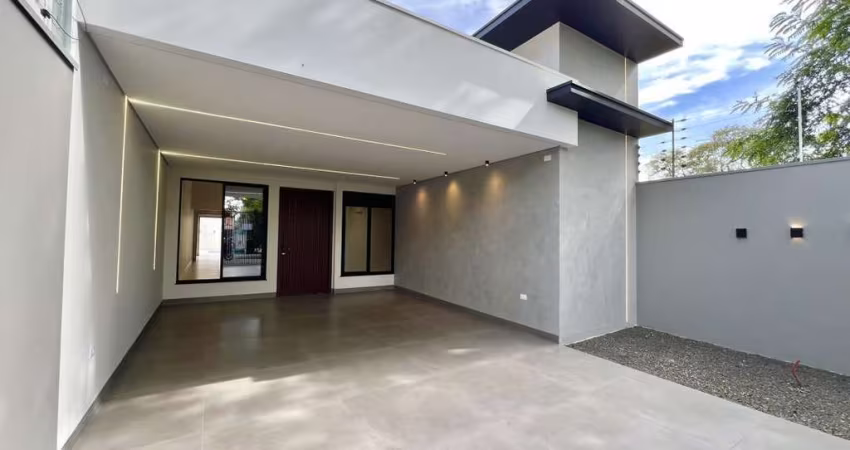 Casa com Três Suítes e Piscina na Zona 07 de Maringá.