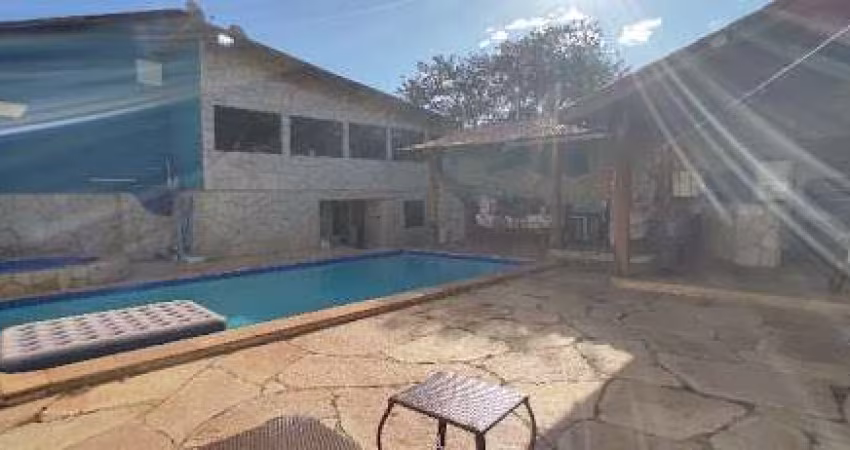 Excelente Casa C/ 3 Suítes - Fácil Acesso Ao Centro