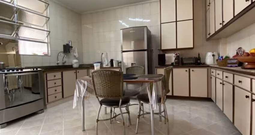 Apartamento e 3 dormitórios, sendo 1 suíte. Bairro Ponta da Praia. Santos. SP.