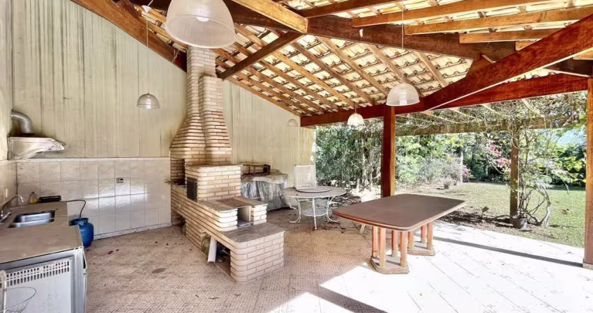 Casa à venda na Rua São Lourenço, Águas da Fazendinha, Carapicuíba - SP
