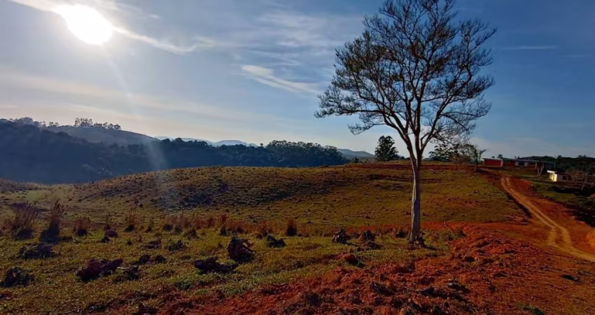 Terrenos a partir de 600m², planos e prontos para construir, em um condomínio com infraestrutura completa e muita área verde preservada.