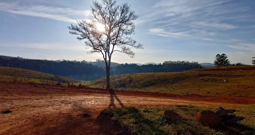 Terrenos a partir de 600m², prontos para construir e com alto potencial de valorização.