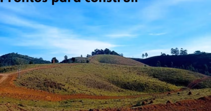 Terrenos de 600m² prontos para construir, em um lugar que combina estrutura, beleza natural e excelente localização.