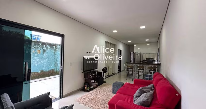 Casa à Venda com 2 quartos, 2 banheiros e 2 vagas por R$ 310.000