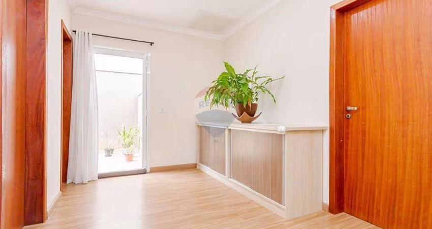 Sobrado em condominio fechado com 3 quartos sendo 2 suítes no Xaxim.