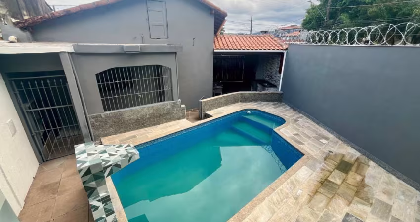 Casa com Piscina, 2 dormitórios, suite, 6 vagas, na Vila Caiçara