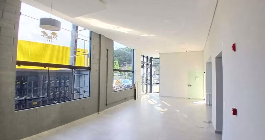 Sala comercial com 107m² para aluguel na Av. Santos Dumont no bairro Bom Retiro por R$5.500,00 + taxas