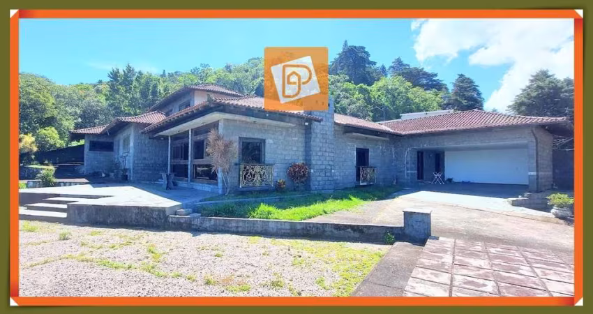 Petrópolis, Independ&#234;ncia, RJ- Casa &#224; venda com 5 quartos, dentro de condomínio.