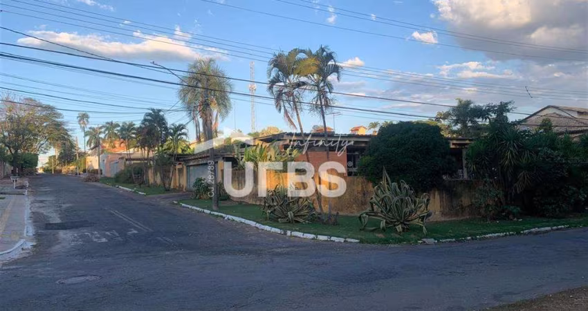 Casa de Rua - Casa 7 quartos, sendo 3 suítes