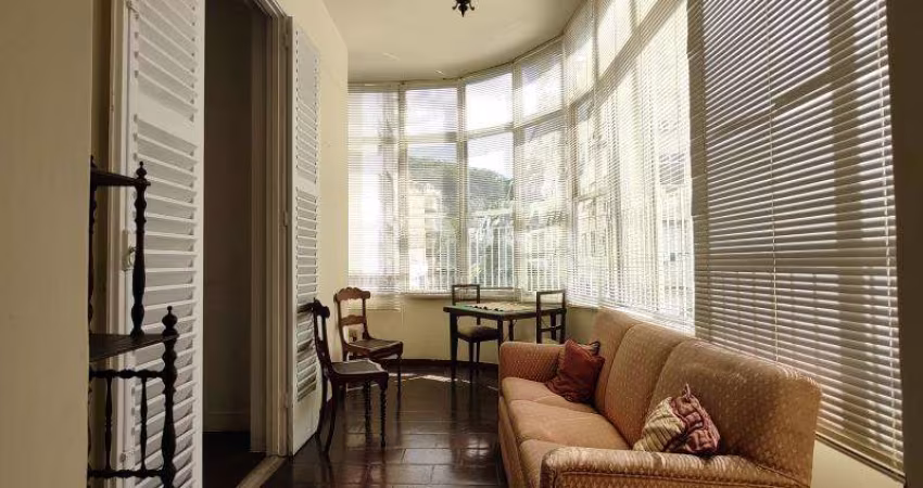 ESPAÇOSO APARTAMENTO DE 3 QUARTOS  EM PRÉDIO ANTIGO COM BELO JARDIM!!!