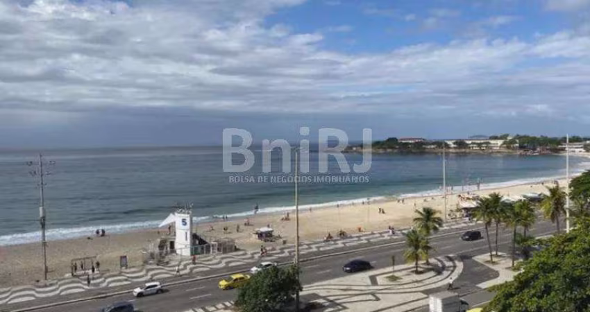 Luxuoso apartamento frontal mar