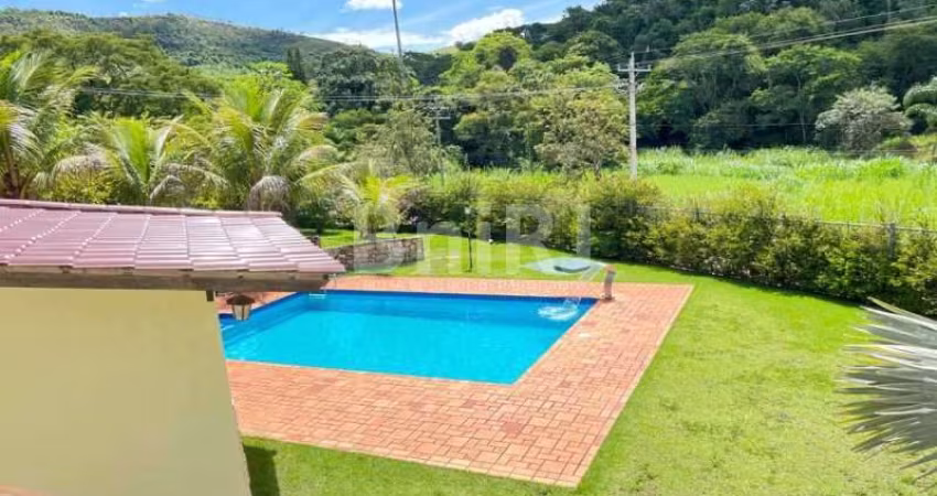 Maravilhosa casa com piscina e cozinha gourmet num terreno de 3.600m². Condomínio fechado, propriedade rural, com sistema de reaproveitamento de água de chuva e energia solar.