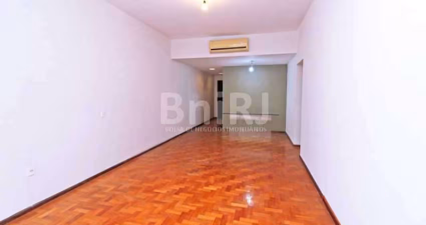 Excelente apt.º reformado, rua estritamente residencial, frente.