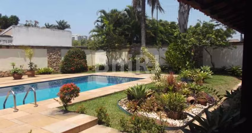 Excelente casa condomínio fechado.