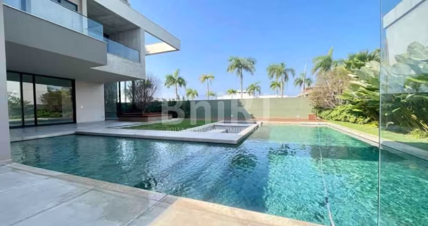 Alphaville  Barra ! Casa Triplex - Luxo - Requinte - 5 suítes - lazer privativo . Terreno 1.200 m2  - 933 m2 . Novinha! R$ 14.800.000 .