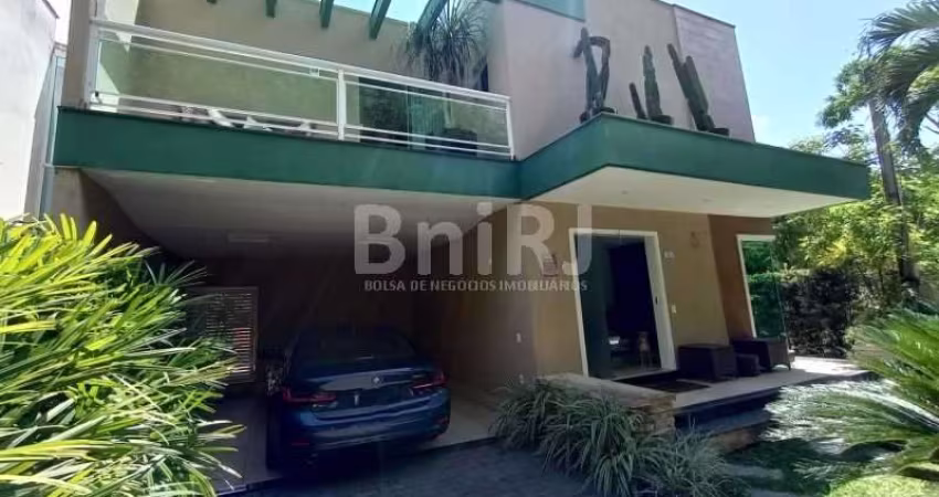Casa Padrão no Condomínio Vila Rondini 4 suítes