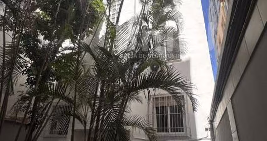 Apartamento para reforma com muito potencial.