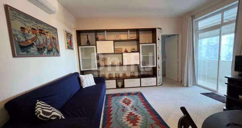 Raridade na Av Atlântica - Amplo Apartamento 01 quarto Mobiliado com Varanda e Vista Mar