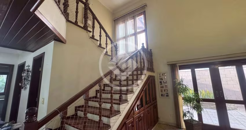 OPORTUNIDADE: Casa em condomínio fechado com 322 m2, com 3 dormitórios sendo 1 suíte e quintal grande para reforma codigo: 109560