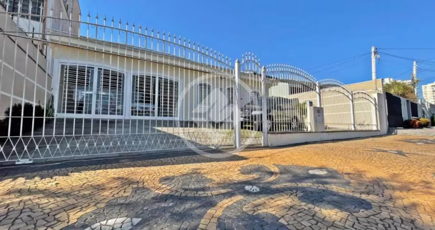 Casa de 196 m2, com 3 dormitórios sendo 1 suíte, localizada a 2 quadras da Lagoa do Taquaral, em Campinas. codigo: 115585
