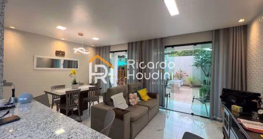 Casa em condomínio  - Reformada e com placas solares já instaladas.