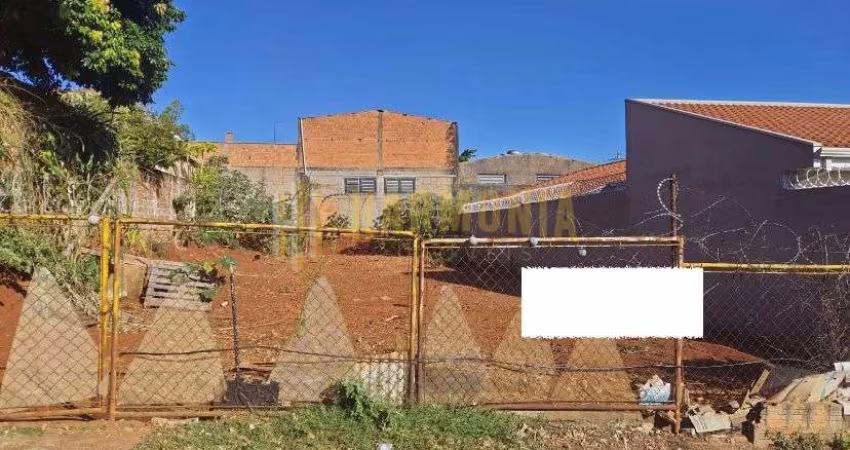 Meio terreno a venda no Jd. Universal