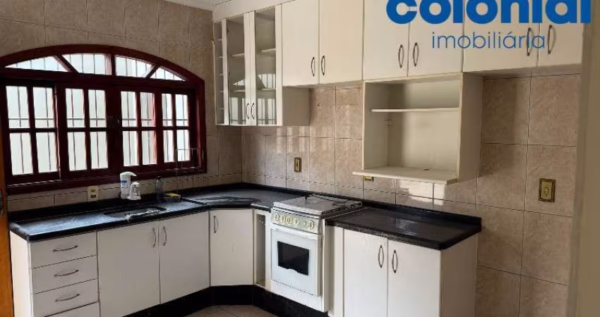VENDA DE CASA COM 3 DORMITÓRIOS SENDO 1 SUÍTE, COM EDÍCULA E 4 VAGAS COBERTAS. CIDADE NOVA I, JUNDIAÍ.