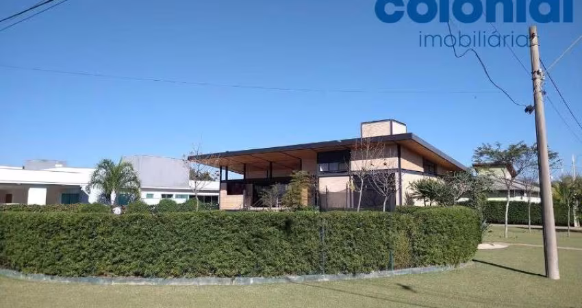 CASA TÉRREA EM CONDOMÍNIO FECHADO COM 3 DORMITÓRIOS, SENDO 2 SUÍTES, COM AR, PISCINA, ÁREA GOURMET COMPLETA EM 1200M² DE TERRENO.RESIDENCIAL PRIMAVER