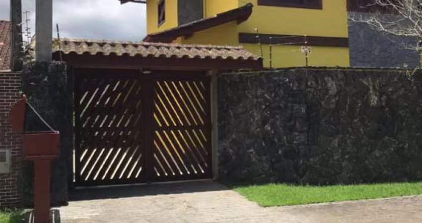 Bela casa com piscina e churrasqueira no jardim samambaia