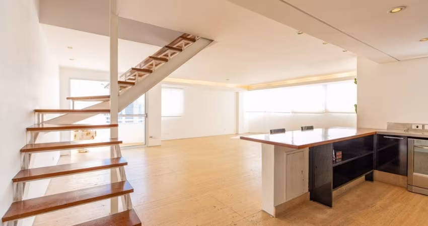 Lindo Triplex com 182,21 m², Todo Reformado, com 3 Suítes e 3 vagas. Em excelente localização na Vila Nova Conceição.