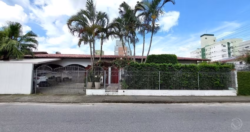 CASA RESIDENCIAL DE 260m² – 4 QUARTOS NA TRINDADE - PRÓXIMO AO TITRI