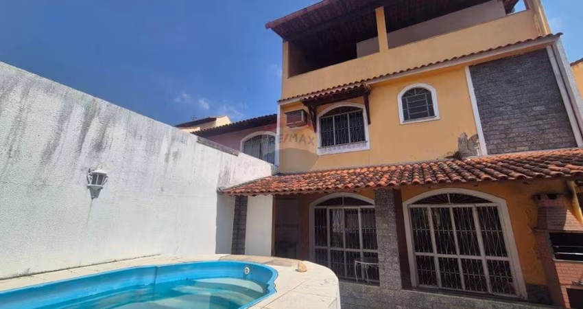 Casa com 4 Quartos e 460 m² à Venda no Condomínio Vale das Orquídeas, Vila Valqueire, Rio de Janeiro.